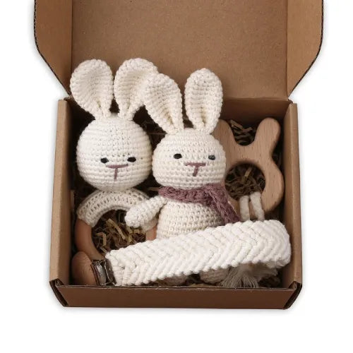 Coffret naissance lapin avec doudou en crochet, hochet en bois et attache tétine assortie