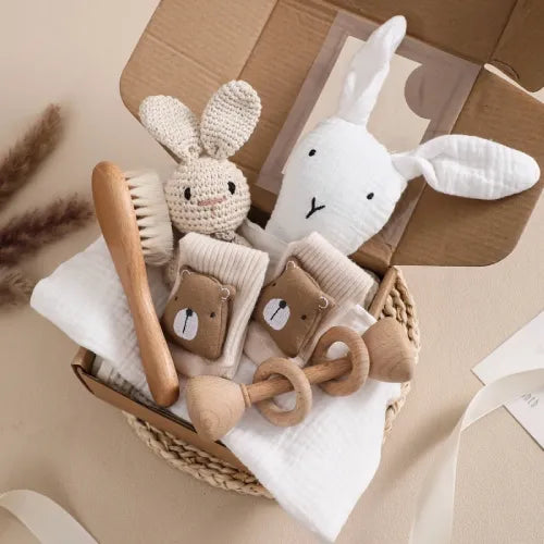 Coffret cadeau bébé blanc avec doudou lapin et accessoires en coton doux