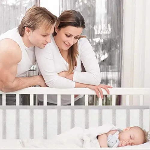 Tour de lit bébé blanc et gris décor étoilé dans une chambre bébé moderne