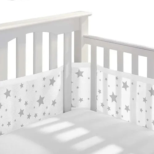 Tour de lit bébé respirant étoile à bord blanc installé dans un lit bébé