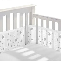 Tour de lit bébé respirant étoile à bord blanc installé dans un lit bébé
