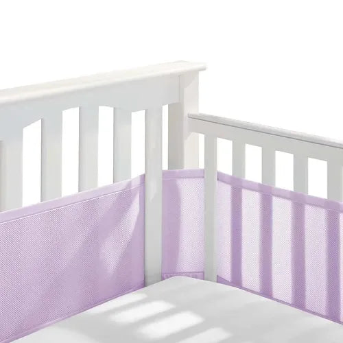Tour de lit bébé respirant violet installé sur lit bébé avec protection douce et sécurisée