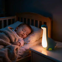 Lampe veilleuse bébé dinosaure avec lumière chaude créant une ambiance rassurante pour le coucher