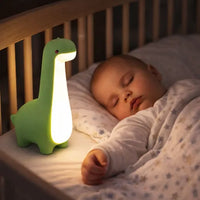 Veilleuse dinosaure bébé rechargeable diffusant une lumière LED douce et apaisante dans une chambre d’enfant